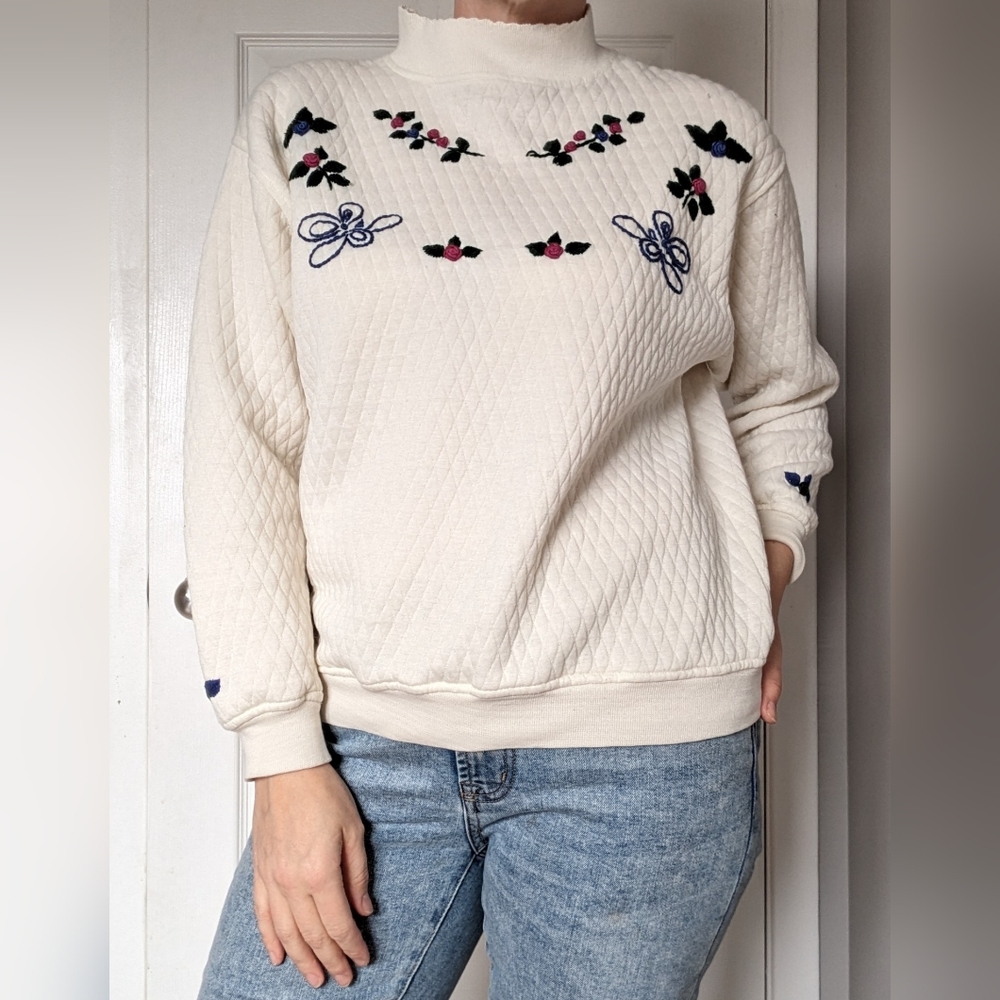 Vintage Lady Foot Locker Quilted Embroidered Mock Turtleneck Floral Sweatshirt
